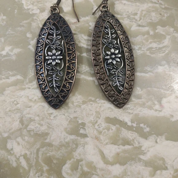 Elegant Black and Gold Floral Earrings - Picture 4 of 4